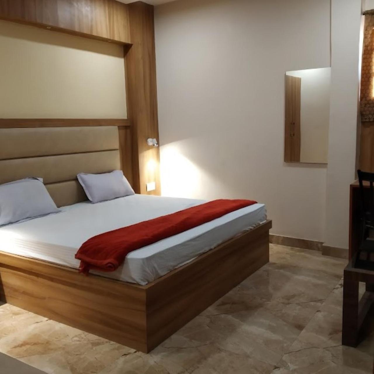 New Kumar & Banquet Hotel 3*